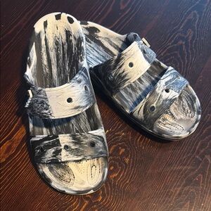 CROCS women’s Monochrome Swirl Sandals